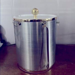 I’m selling a vintage ice bucket.